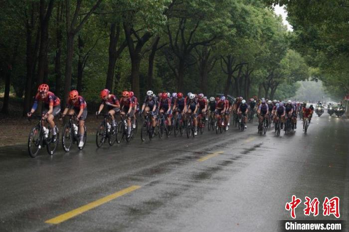 2024环崇明岛女子公路世界巡回赛开幕，崇西段