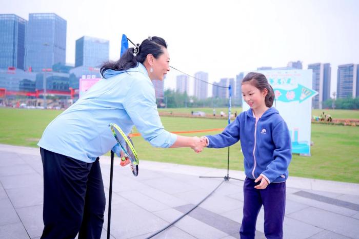 兴隆湖五一环湖跑鸣笛开赛 张宁现身羽毛球嘉年