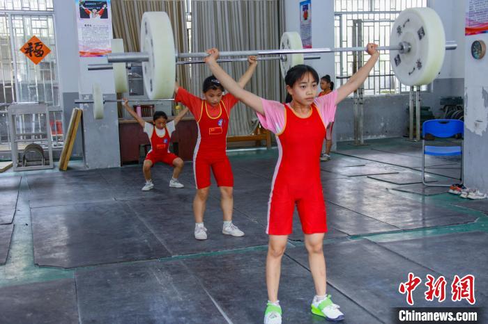 广西桂林五通镇：举重之乡孕育出多位奥运冠军
