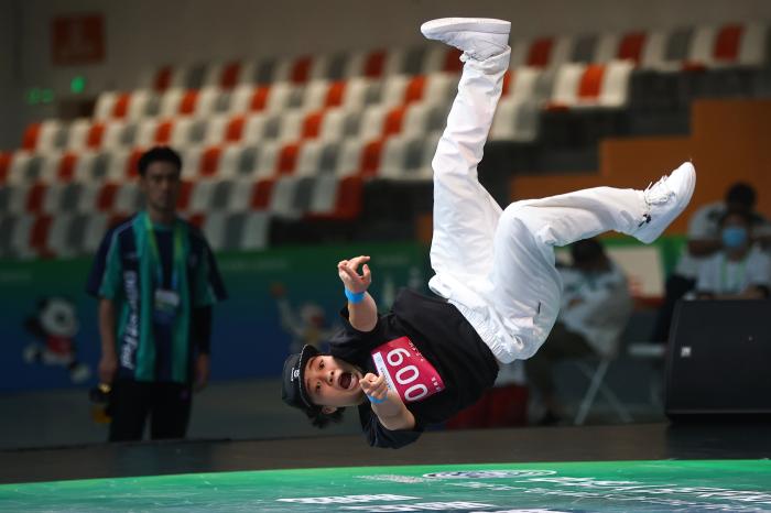 16岁中国女孩刘清漪斩获Outbreak大赛女子组冠军，