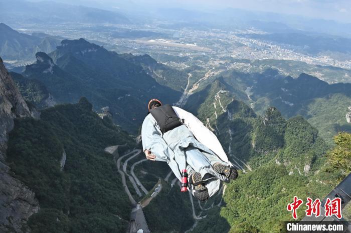 澳大利亚选手塔希·保罗·门罗勇夺翼装飞行世锦