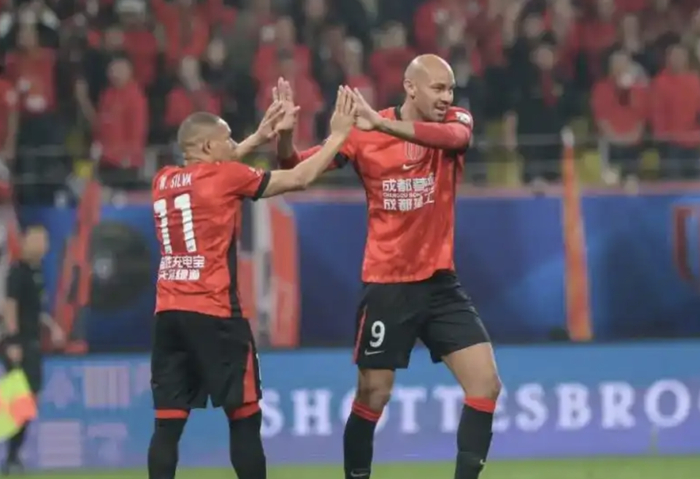 成都蓉城外援席尔瓦独造两球，助球队大胜青岛