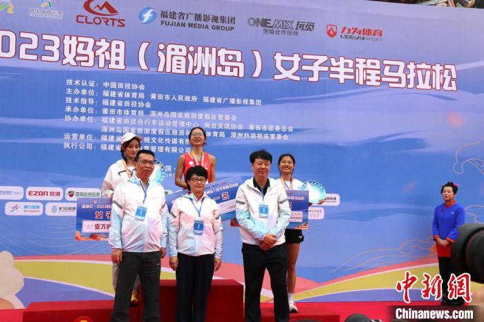 福建省首个女子半程马拉松在湄洲岛开跑 黄雪梅